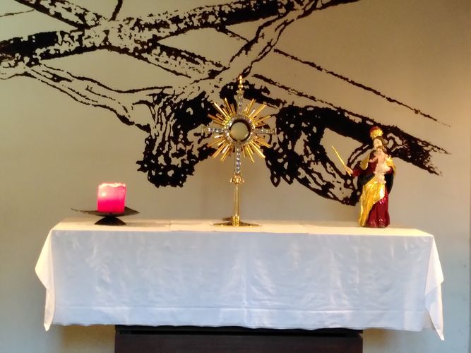Symbolbilder für die Anbetung - Altar, Kreuz