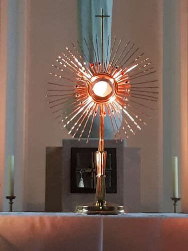 Symbolbilder für die Anbetung - Altar, Kreuz