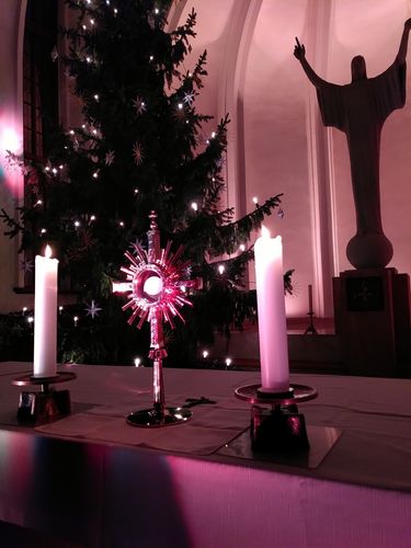 Symbolbilder für die Anbetung - Altar, Kreuz
