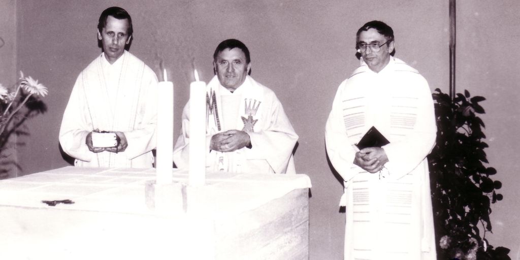 Pfarrer Peter Neumann, Pfarrer Gregor Decker und Pfarrer Kurt Ludwig am Altar