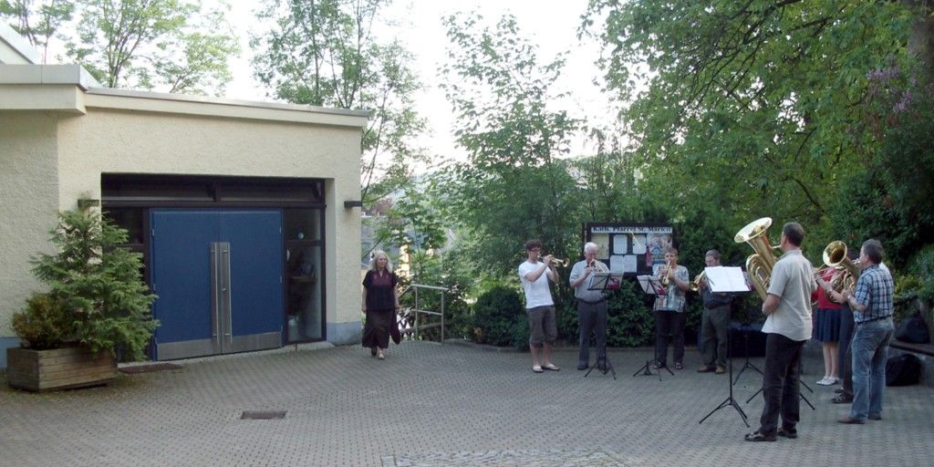 Der Posaunenchor spielt vor unserem Kircheneingang
