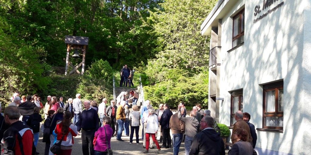 Viele Menschen auf dem Kirchenvorplatz