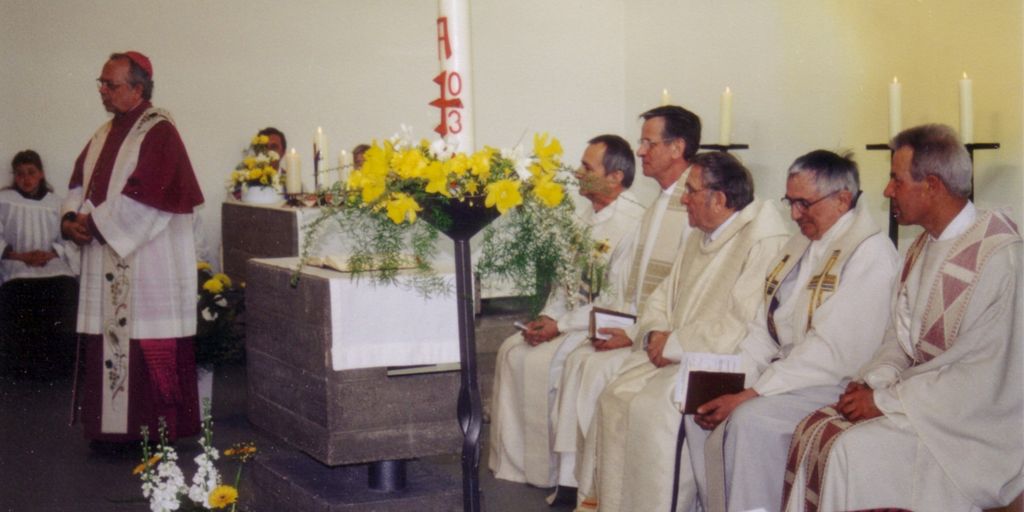 Pfarrer Decker mit Amtkollegen im Altarraum der Zschopauer St. Marienkirche