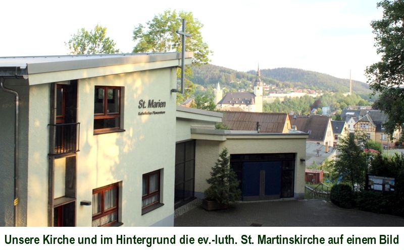 Unsere Kirche, im Hintergrund die ev.-luth. St. Martinskirche
