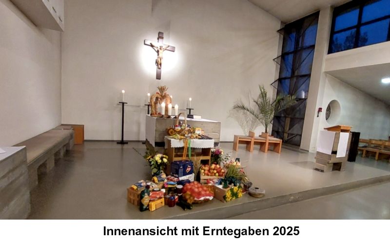 Blick zum Altar mit den Erntegaben 2025