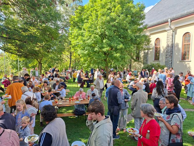 Gemeinsames Essen nach dem Gottesdienst im Hof 