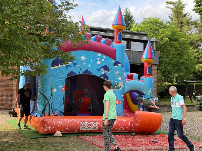 Hüpfburg zum Straßenfest bei Koinonia Johannes der Täufer