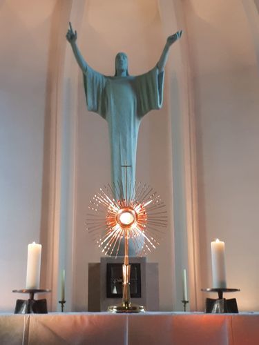 Symbolbilder für die Anbetung - Altar, Kreuz