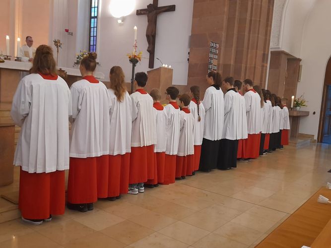 Ministranten aufgereiht vor dem Altar