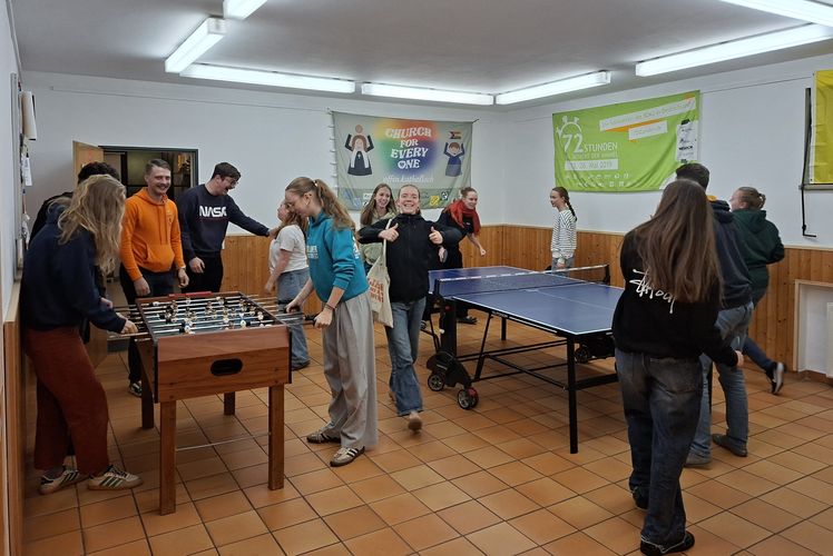 Eine Gruppe Jugendlicher spielt Tischtennis und Kicker