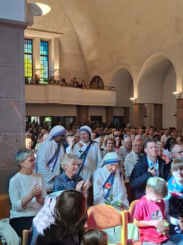 Mutter Teresa Schwestern bekommen im Gottesdienst eine Rose