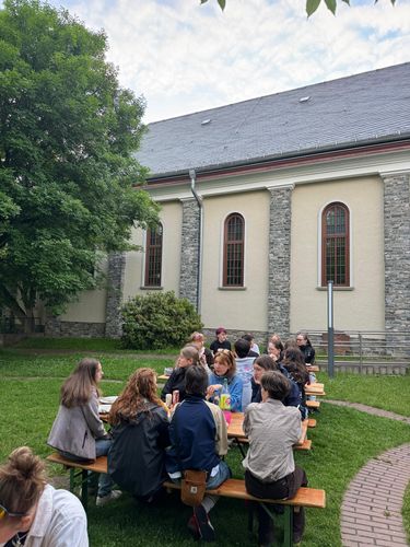 Jugendliche draußen vor der Kirche