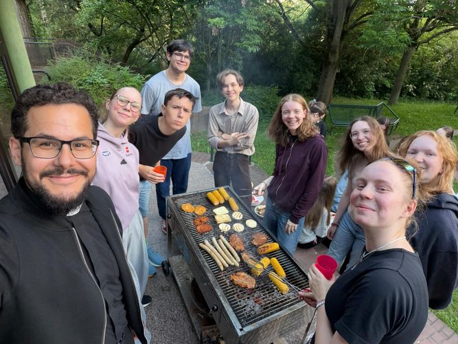Jugendliche beim Grillen