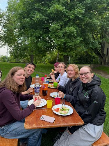Jugendliche beim Essen