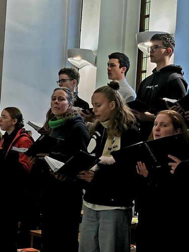 Jugendliche singen im Chor
