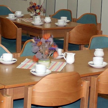 gedeckte Tische und Stühle