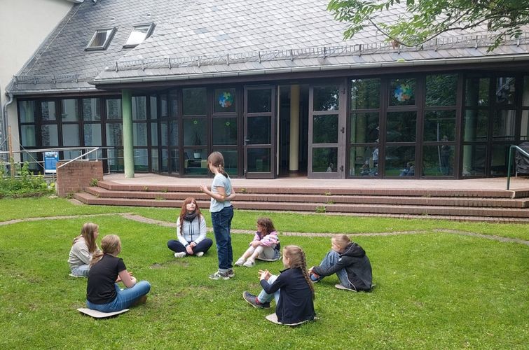 Die Mädels der Vorjuniorjugend auf der Wiese