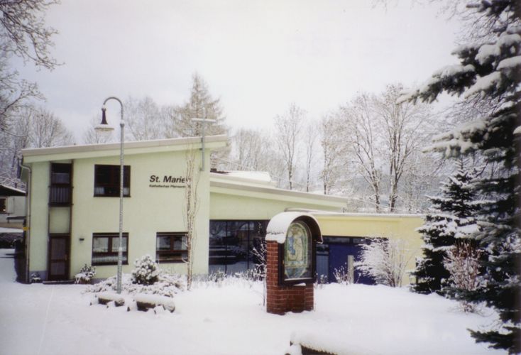 Ansicht des Gemeindezentrums im Winter